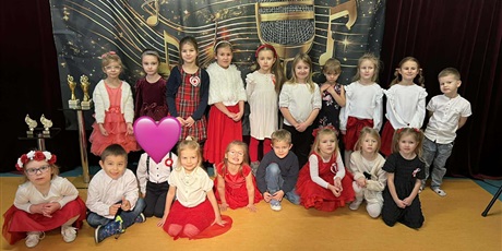 Powiększ grafikę: Na zdjęciu dzieci biorące udział w konkursie