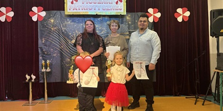 Powiększ grafikę: Na zdjęciu dwoje dzieci biorących udział w konkursie i jury konkursu