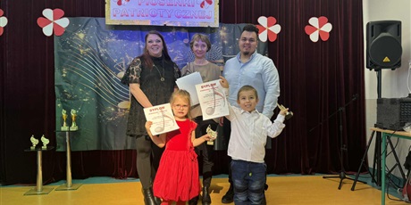 Powiększ grafikę: Na zdjęciu dwoje dzieci biorących udział w konkursie i jury konkursu