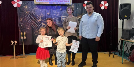 Powiększ grafikę: Na zdjęciu dwoje dzieci biorących udział w konkursie i jury konkursu