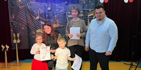 Powiększ grafikę: Na zdjęciu dwoje dzieci biorących udział w konkursie i jury konkursu