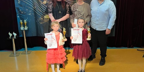 Powiększ grafikę: Na zdjęciu dwie dziewczynki biorące udział w konkursie i jury konkursu