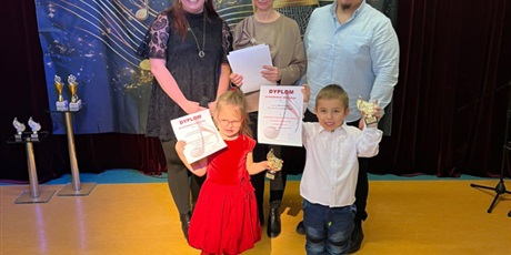 Powiększ grafikę: Na zdjęciu dwoje dzieci biorących udział w konkursie i jury konkursu