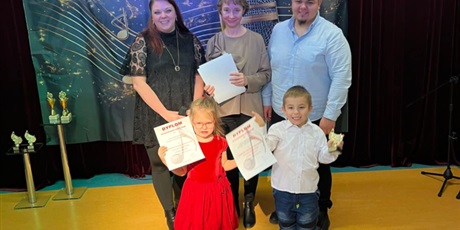 Powiększ grafikę: Na zdjęciu dwoje dzieci biorących udział w konkursie i jury konkursu