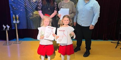 Powiększ grafikę: Na zdjęciu dwie dziewczynki biorące udział w konkursie i jury konkursu