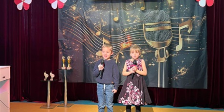 Powiększ grafikę: Na zdjęciu dwoje dzieci biorących udział w konkursie