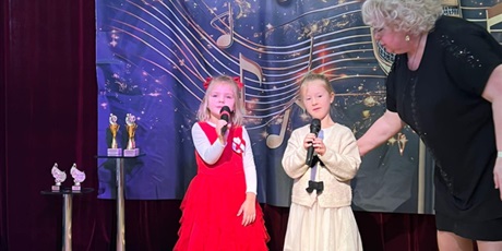 Powiększ grafikę: Na zdjęciu dwie dziewczynki biorące udział w konkursie i pani z jury konkursu