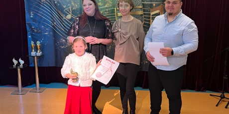 Powiększ grafikę: Na zdjęciu dziewczynka biorąca udział w konkursie i jury konkursu