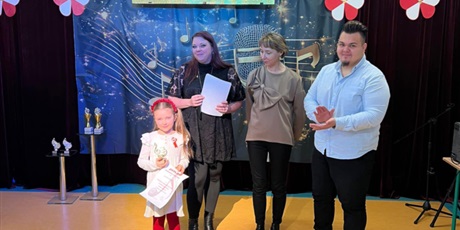 Powiększ grafikę: Na zdjęciu dziewczynka biorąca udział w konkursie i jury konkursu