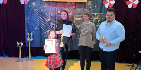 Powiększ grafikę: Na zdjęciu dziewczynka biorąca udział w konkursie i jury konkursu