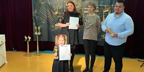 Powiększ grafikę: Na zdjęciu dziewczynka biorąca udział w konkursie i jury konkursu