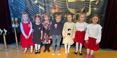 Powiększ grafikę: Na zdjęciu dzieci z grupy III biorące udział w konkursie 