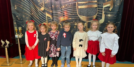 Powiększ grafikę: Na zdjęciu dzieci z grupy III biorące udział w konkursie 