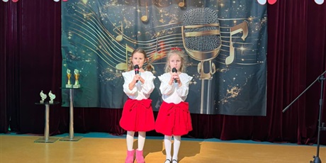 Powiększ grafikę: Na zdjęciu dwie dziewczynki biorące udział w konkursie