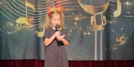 Powiększ grafikę: Na zdjęciu dziewczynka z grupy III biorąca udział w konkursie