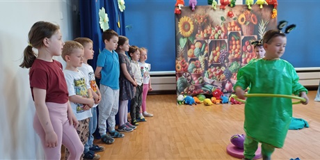 Powiększ grafikę: Dzieci z grupy III na scenie podczas teatrzyku.