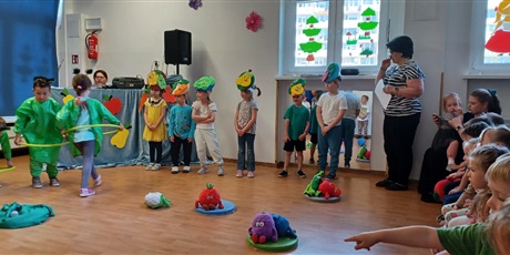 Powiększ grafikę: Dzieci z grupy III na scenie podczas teatrzyku.