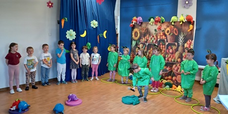 Powiększ grafikę: Dzieci z grupy III na scenie podczas teatrzyku.