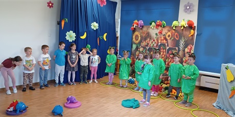 Powiększ grafikę: Dzieci z grupy III na scenie podczas teatrzyku.