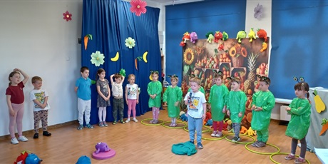 Powiększ grafikę: Dzieci z grupy III na scenie podczas teatrzyku.