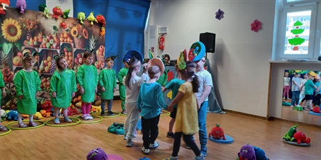Powiększ grafikę: Dzieci z grupy III na scenie podczas teatrzyku.