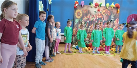 Powiększ grafikę: Dzieci z grupy III na scenie podczas teatrzyku.