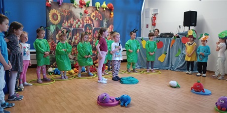 Powiększ grafikę: Dzieci z grupy III na scenie podczas teatrzyku.