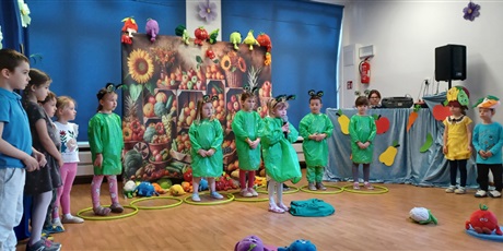 Powiększ grafikę: Dzieci z grupy III na scenie podczas teatrzyku.