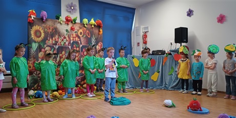 Powiększ grafikę: Dzieci z grupy III na scenie podczas teatrzyku.
