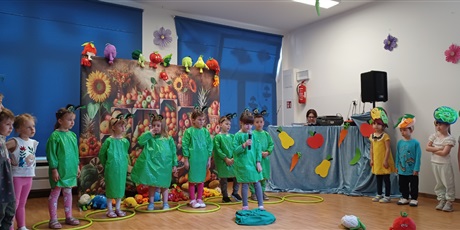 Powiększ grafikę: Dzieci z grupy III na scenie podczas teatrzyku.