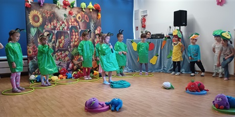Powiększ grafikę: Dzieci z grupy III na scenie podczas teatrzyku.