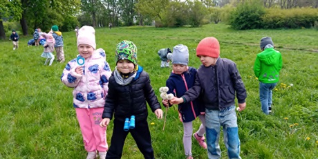 Powiększ grafikę: Kosmoludki na łące obserwują przyrodę