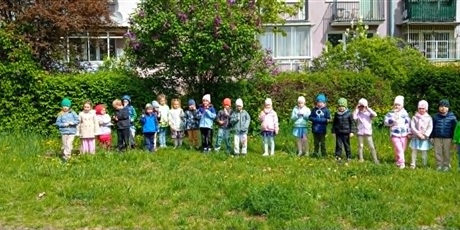 Powiększ grafikę: Kosmoludki na łące obserwują przyrodę