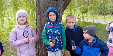 Powiększ grafikę: Kosmoludki na łące obserwują przyrodę