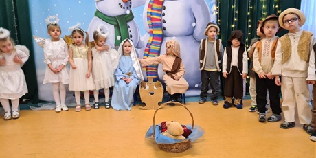 Powiększ grafikę: KOSMOLUDKI przedstawiły JASEŁKA w KLUBIE MACIUŚ dla SENIORÓW z naszego osiedla