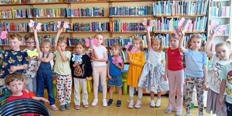 Powiększ grafikę: Kosmoludki w bibliotece  na zajęciach  edukacyjnych o motylach
