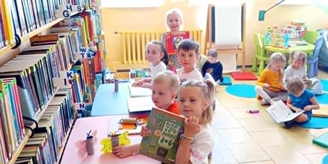 Powiększ grafikę: Kosmoludki w bibliotece  na zajęciach  edukacyjnych o motylach