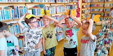 Powiększ grafikę: Kosmoludki w bibliotece  na zajęciach  edukacyjnych o motylach