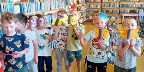 Powiększ grafikę: Kosmoludki w bibliotece  na zajęciach  edukacyjnych o motylach
