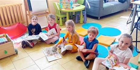 Powiększ grafikę: Kosmoludki w bibliotece  na zajęciach  edukacyjnych o motylach