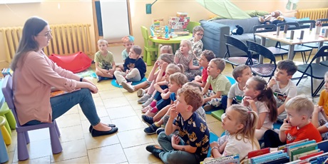 Powiększ grafikę: Kosmoludki w bibliotece  na zajęciach  edukacyjnych o motylach