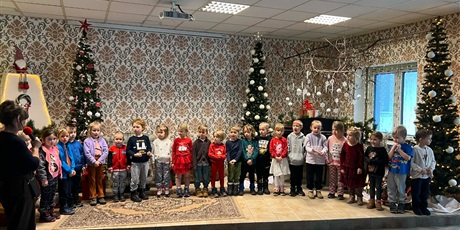 Powiększ grafikę: Kosmoludki w Centrum Pomocowym Caritas podczas występu dla Seniorów