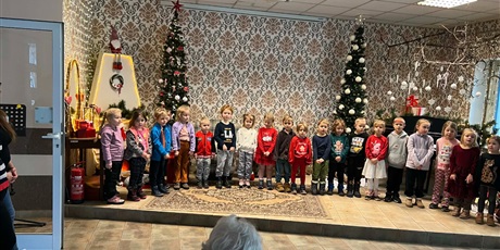 Powiększ grafikę: Kosmoludki w Centrum Pomocowym Caritas podczas występu dla Seniorów