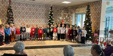 Powiększ grafikę: Kosmoludki w Centrum Pomocowym Caritas podczas występu dla Seniorów