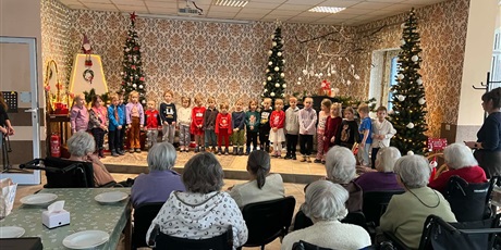 Powiększ grafikę: Kosmoludki w Centrum Pomocowym Caritas podczas występu dla Seniorów