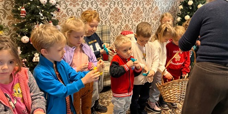 Powiększ grafikę: Kosmoludki w Centrum Pomocowym Caritas podczas występu dla Seniorów