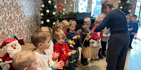 Powiększ grafikę: Kosmoludki w Centrum Pomocowym Caritas podczas występu dla Seniorów