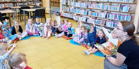 Powiększ grafikę: Zajęcia edukacyjne w bibliotece o jesieni