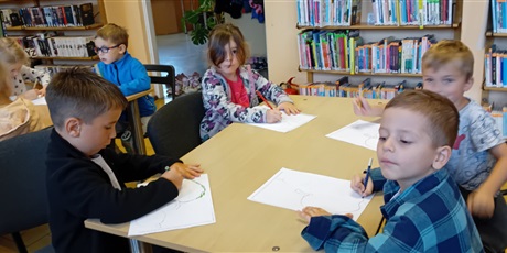 Powiększ grafikę: Zajęcia edukacyjne w bibliotece o jesieni