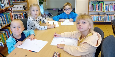 Powiększ grafikę: Zajęcia edukacyjne w bibliotece o jesieni